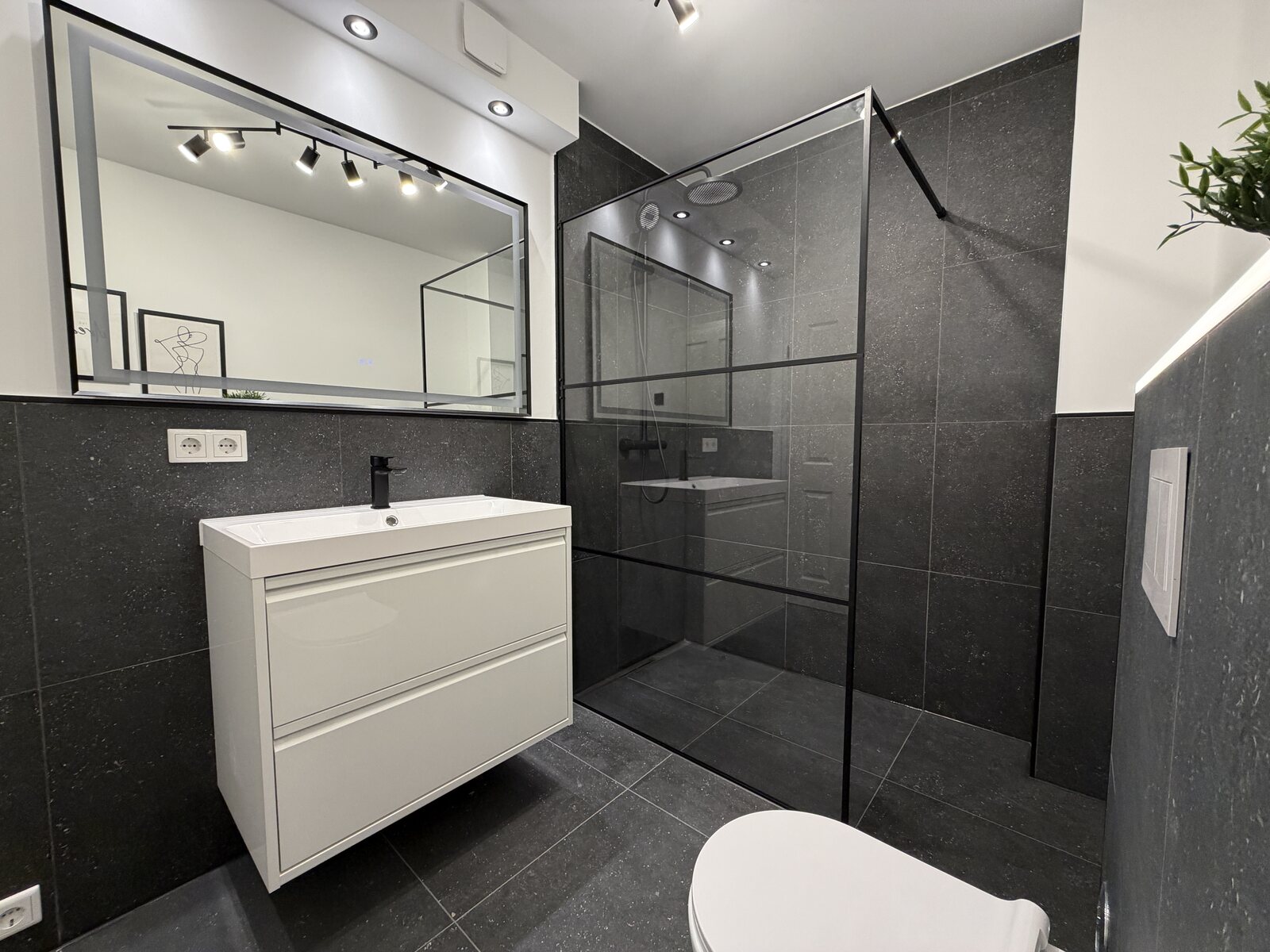 Bad mit Doppelspiegel und Dusche
