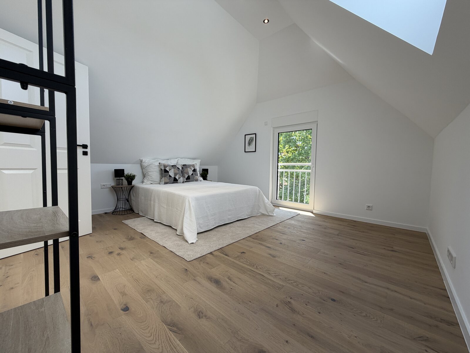 Schlafzimmer mit Balkonzugang